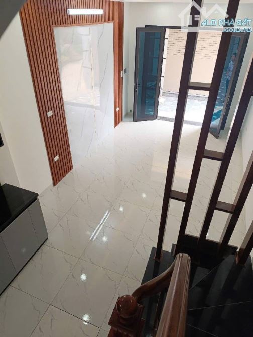 NHÀ MỚI Ở LUÔN - NGÕ NÔNG, THẲNG TẮP - Ô TÔ ĐỖ CỬA - 30M RA PHỐ - NỞ HẬU ĐẸP - 2