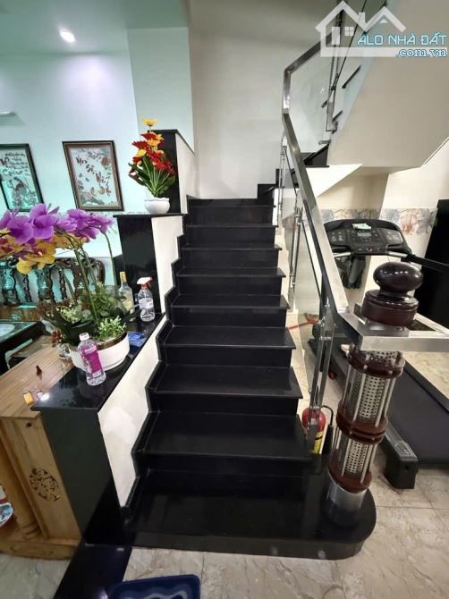 Bán nhà 58m2X4 Tầng HXH ngay Công viên Phần mềm Quang Trung 6.1 Tỷ
