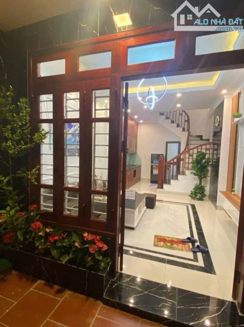 Nhà đẹp 4 tầng – Ngõ ô tô thông – Khu Bát Khối, Long Biên - Gía chào 3.95 tỷ - 2