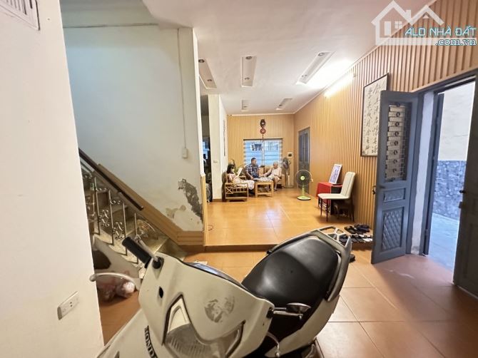 NHÀ PHÂN CÁN BỘ - BÁN ĐẤT TẶNG NHÀ-Ô TÔ DỪNG ĐỖ CỬA-3 MẶT NGÕ _ 3 TẦNG -37,2/51M2 -13,5 TỶ - 2