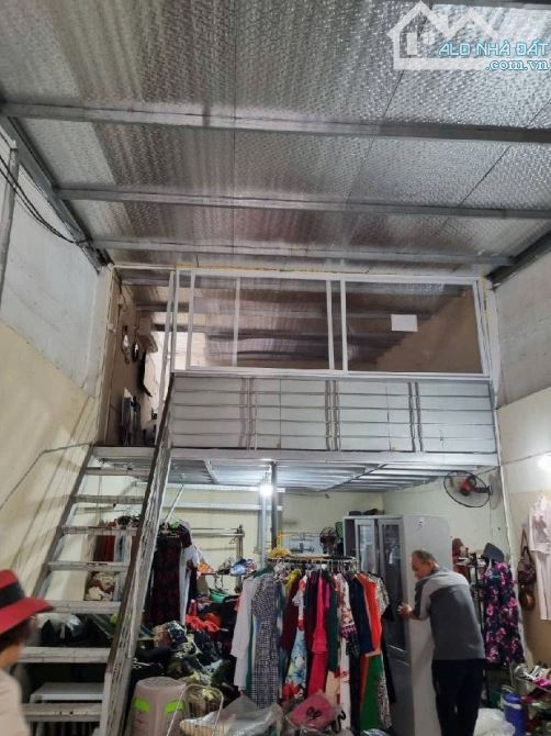 Bán nhà đất tặng nhà cấp 4 Đông Ngạc, ô tô đỗ cửa, xây CCMN hay ở đều thích - 2