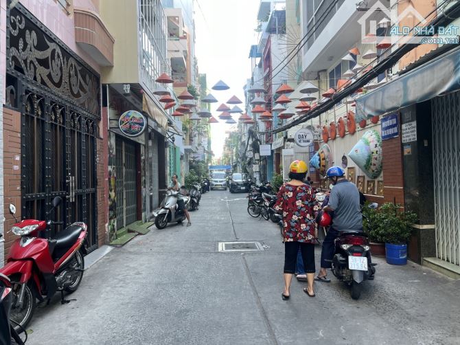 Bán nhà hẻm xe hơi trần hưng đạo quận 1- 3 tầng đúc sân thượng- gần mặt tiền tiện ở kd