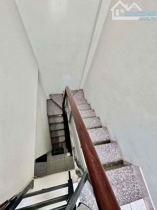 Hẻm xe tải - mã lò - giảm mạnh chỉ còn hơn 2 tỷ - 3 tầng giếng trời - 2 phòng. - 2