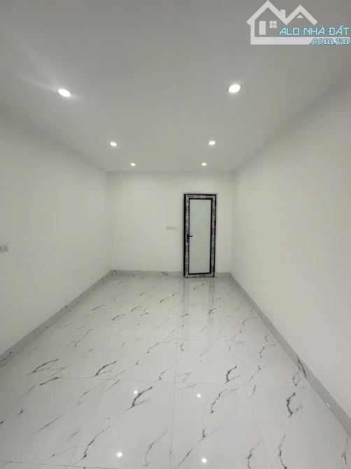 BÁN NHÀ PHỐ HOÀNG VĂN THÁI, GẦN CHỢ GẦN TRƯỜNG, THUẬN TIỆN ĐI LẠI LÊN PHỐ DT 30M. GIÁ 6.15 - 2