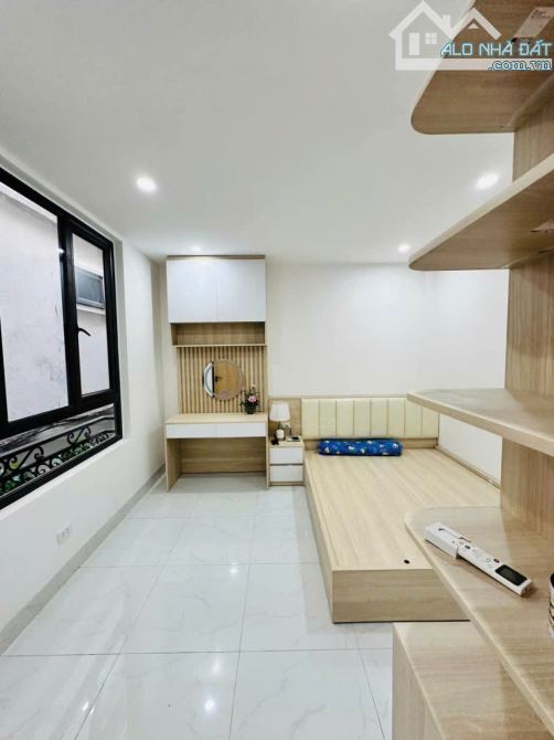 NHÀ ĐẸP HIẾM TT CẦU GIẤY - VÀI BƯỚC CHÂN RA GA TÀU - 20M  OTO
28m, 5 tầng, mt 6.5m, giá - 2