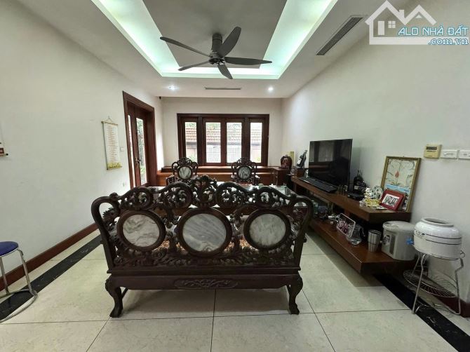 BÁN BIỆT THỰ KĐT DỊCH VỌNG, CẦU GIẤY - 306M² x 5T CÓ HẦM - MT 15M - VỈA HÈ Ô TÔ TRÁNH - 2