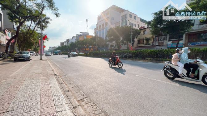 HƠN 8 TỶ, NHÀ NGUYỄN VĂN CỪ 40M, 5T, MT 4M, Ô TÔ VÀO NHÀ, NGÕ THÔNG, DÒNG TIỀN ĐỀU. - 2