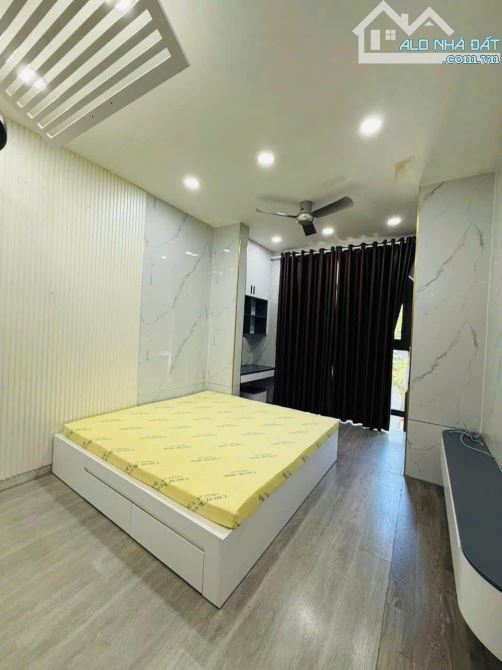 Cho thuê nhà 3 tầng, mặt tiền đường Lý Tự Trọng, Hải Châu. DT 30m2. Giá 16 triệu - 3
