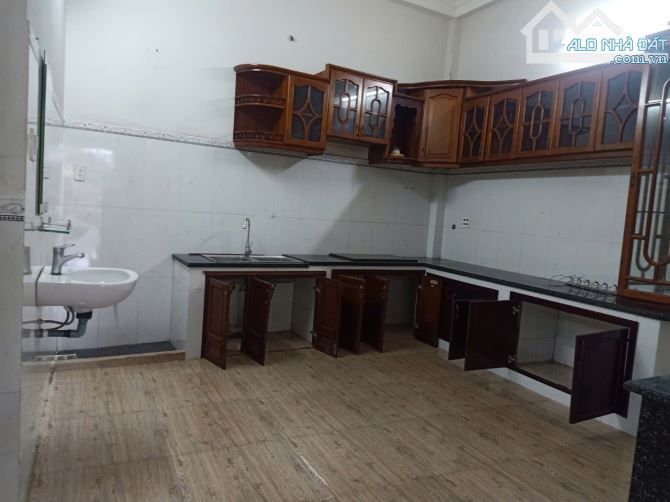Nhà 8  triệu 4 phòng ngủ có sân đậu ô tô - 3