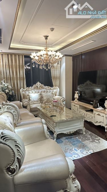 Cho thuê căn hộ 3 ngủ rộng nhất HC Golden City Bồ Đề Long Biên, 120m. Giá: 23 triệu - 3