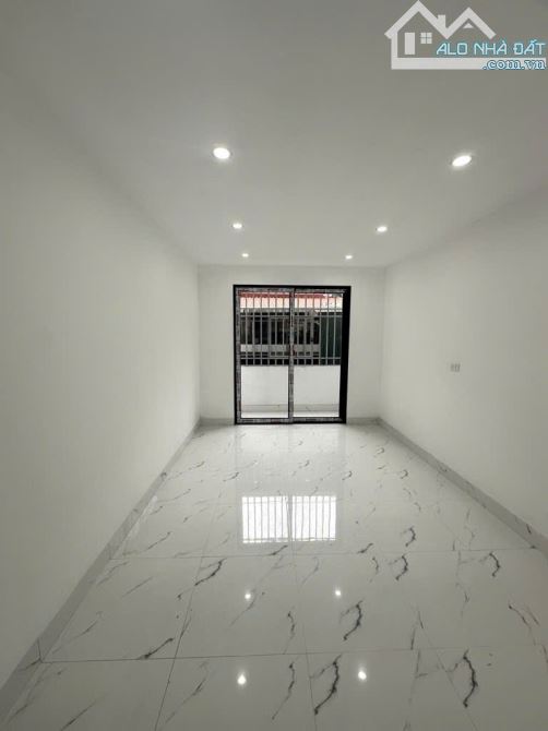 BÁN NHÀ PHỐ HOÀNG VĂN THÁI, GẦN CHỢ GẦN TRƯỜNG, THUẬN TIỆN ĐI LẠI LÊN PHỐ DT 30M. GIÁ 6.15 - 3