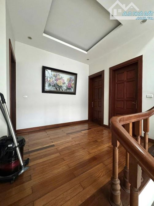 BÁN BIỆT THỰ KĐT DỊCH VỌNG, CẦU GIẤY - 306M² x 5T CÓ HẦM - MT 15M - VỈA HÈ Ô TÔ TRÁNH - 3