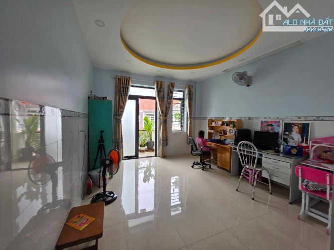 Bán nhà mặt tiền 4 tầng, 77m2, tại bình trưng đông quận 2 - 3