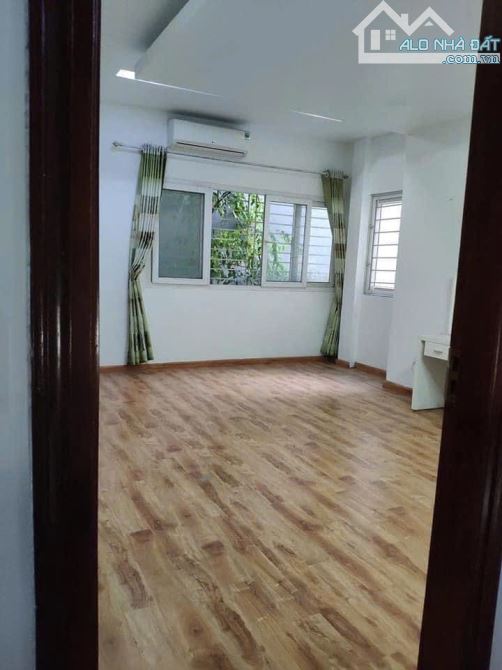 Cho thuê nhà nguyên căn sân vườn ngõ 180 Triều Khúc, Thanh Xuân. DT 70m x 3 tầng, giá - 3