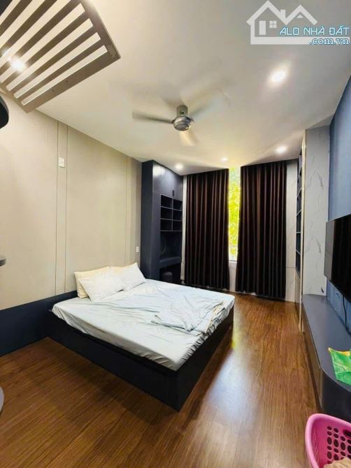 Cho thuê nhà 3 tầng, mặt tiền đường Lý Tự Trọng, Hải Châu. DT 30m2. Giá 16 triệu - 4