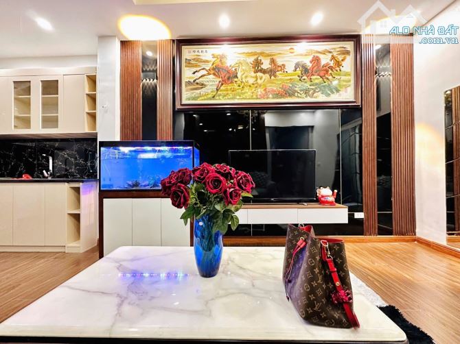 Cực gấp! Nguyễn Chí Thanh , 30m ra ô tô, 3 gác tránh, dân xây, ở sướng,43m*5T - 4
