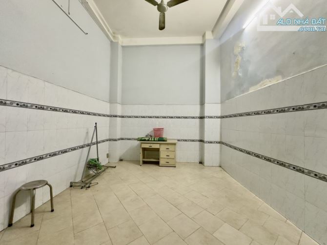 Bán Gấp Nhà Mặt Tiền Quận 5 - Đường nhựa rộng 12m có lề - 4 tầng 90m2 (4 x 22) sổ vuông đẹ - 4