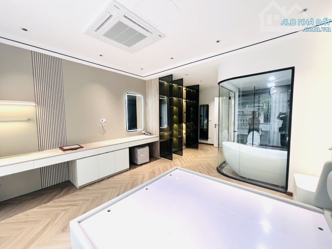 CHỈ TẦM 16 tỷ. 1 NHÀ RA MẶT PHỐ NGUYỄN VĂN CỪ .SIÊU PHẨM  7 TẦNG THANG MÁY,GARA Ô TÔ 7 Chỗ - 4