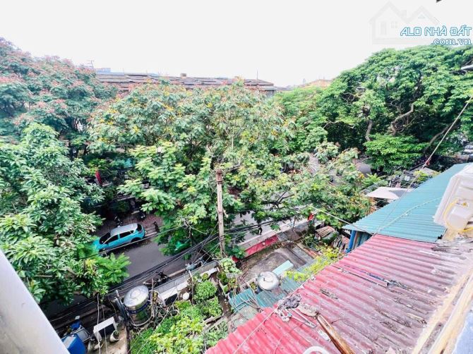 NHÀ TẬP THỂ ĐẸP - MẶT PHỐ QUỲNH MAI- FULL NỘI THẤT - 2 MẶT THOÁNG - Ô TÔ ĐỖ CẦU THANG - 4