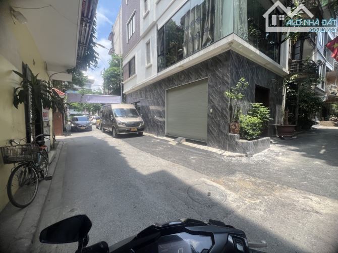 CHỈ 1 NHÀ RA MẶT PHỐ NGUYỄN VĂN CỪ - NHÀ 7 TẦNG THANG MÁY - FULL NỘI THẤT - GARA Ô TÔ 7 - 4