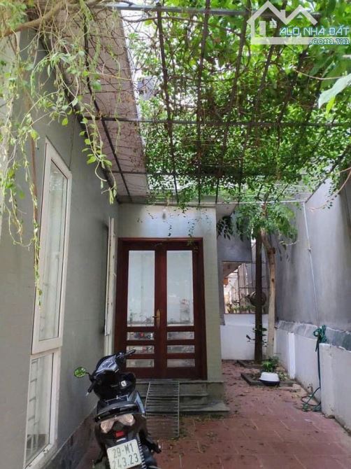 Cho thuê nhà nguyên căn sân vườn ngõ 180 Triều Khúc, Thanh Xuân. DT 70m x 3 tầng, giá - 4