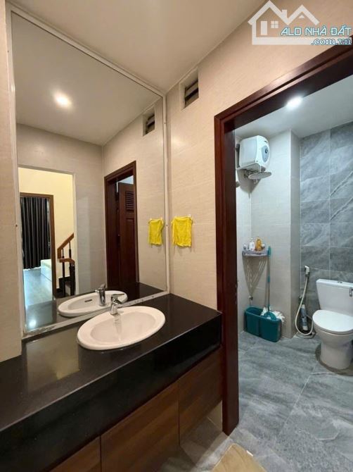 Cho thuê nhà 3 tầng, mặt tiền đường Lý Tự Trọng, Hải Châu. DT 30m2. Giá 16 triệu - 5