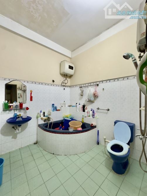 Bán Gấp Nhà Mặt Tiền Quận 5 - Đường nhựa rộng 12m có lề - 4 tầng 90m2 (4 x 22) sổ vuông đẹ - 5