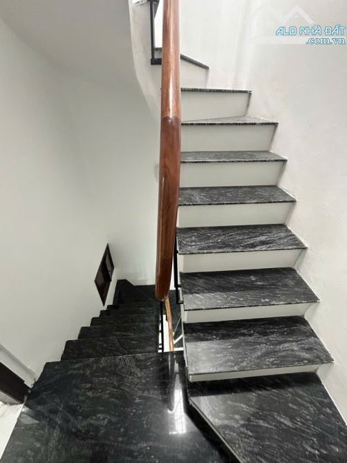 BÁN NHÀ PHỐ HOÀNG VĂN THÁI, GẦN CHỢ GẦN TRƯỜNG, THUẬN TIỆN ĐI LẠI LÊN PHỐ DT 30M. GIÁ 6.15 - 5