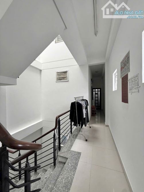 Tòa nhà CHDV đường Dương Quảng Hàm, P.5, GV - Ngay ĐHVL có 20P full nội thất - giá: 16,9ty - 6