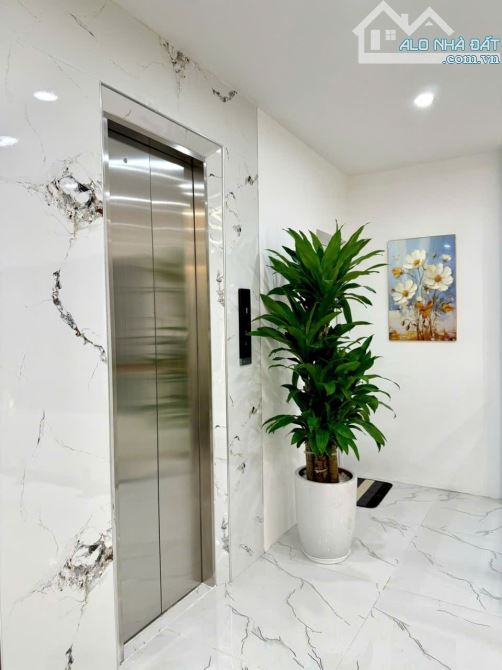 NGÃ TƯ SỞ 6 TẦNG THANG MÁY 40m RỘNG 7.3m GIÁ 11 Ty6 - 6