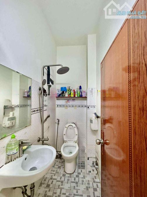 Hẻm xe tải - mã lò - giảm mạnh chỉ còn hơn 2 tỷ - 3 tầng giếng trời - 2 phòng. - 6