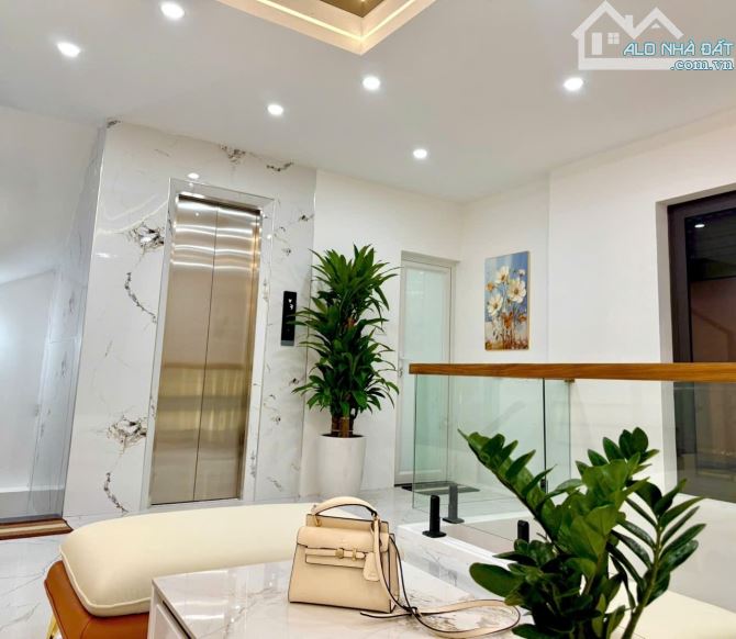 NGÃ TƯ SỞ 6 TẦNG THANG MÁY 40m RỘNG 7.3m GIÁ 11 Ty6 - 7