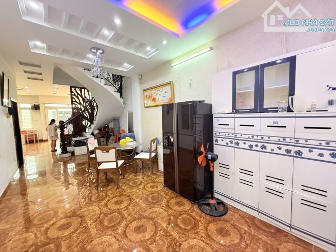 Bán nhà Tân Bình - mặt tiền - 170m2 - 4 tầng - ngang 7.3m - 7