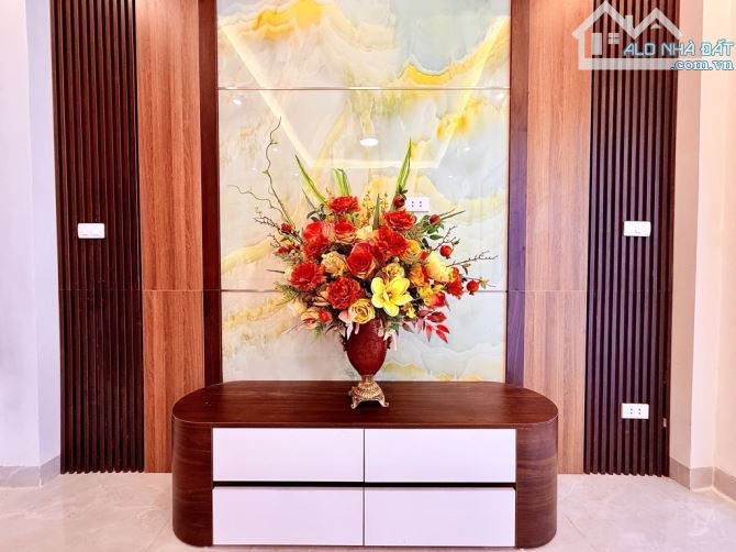 I LĨNH NAM - THANG MÁY - FULL NỘI THẤT - VỊ TRÍ CỰC ĐẸP- CÁCH Ô TÔ TRÁNH 1 NHÀ - 7
