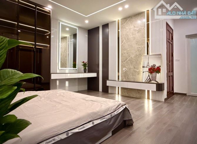 NGÃ TƯ SỞ 6 TẦNG THANG MÁY 40m RỘNG 7.3m GIÁ 11 Ty6 - 8