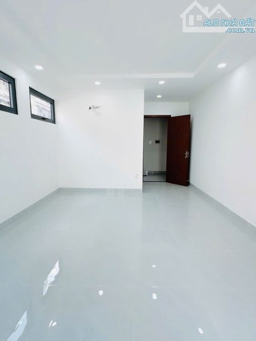 Bán căn nhà mới xây- thang máy- oto đỗ cửa 43m2, nở hậu 5.6m, 2PN  lớn + 1 pn trung bình - 9
