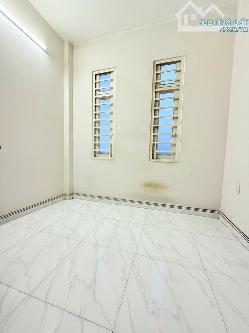NHÀ 2 TẦNG - 81M2 NGANG HƠN 6 MÉT - HẺM NHỰA 8 MÉT Ô TÔ ĐỖ CỬA NGÀY ĐÊM - GẦN CHỢ UBND XÃ - 9