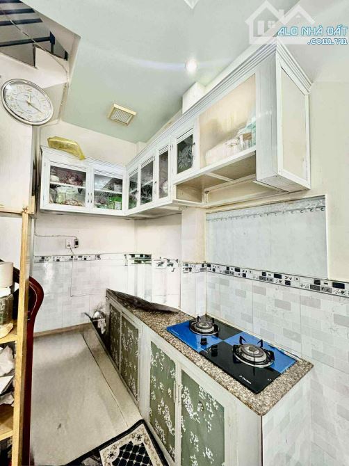 Hẻm xe tải - mã lò - giảm mạnh chỉ còn hơn 2 tỷ - 3 tầng giếng trời - 2 phòng. - 9
