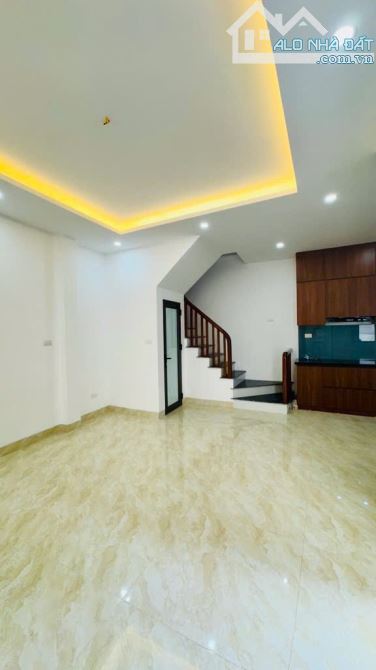Cần bán gấp nhà Đức Giang, Long Biên, Ô tô đô cổng, Dt: 30m2, giá: 5.6 tỷ