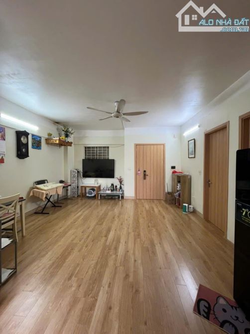 Cần thanh khoản gấp nhà Việt Hưng, Long Biên , lô góc, tiện ích,  DT: 75m2, giá: 3 .4 tỷ