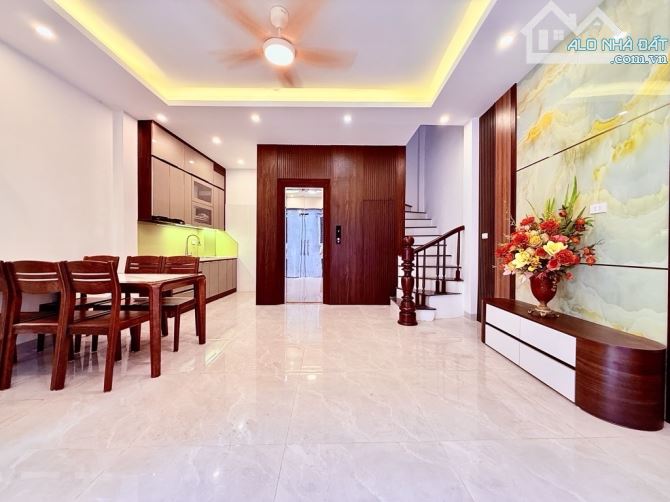Bán nhà Lĩnh Nam. Thang máy - full nội thất. Vị trí đẹp - Ô tô tránh 1 nhà.