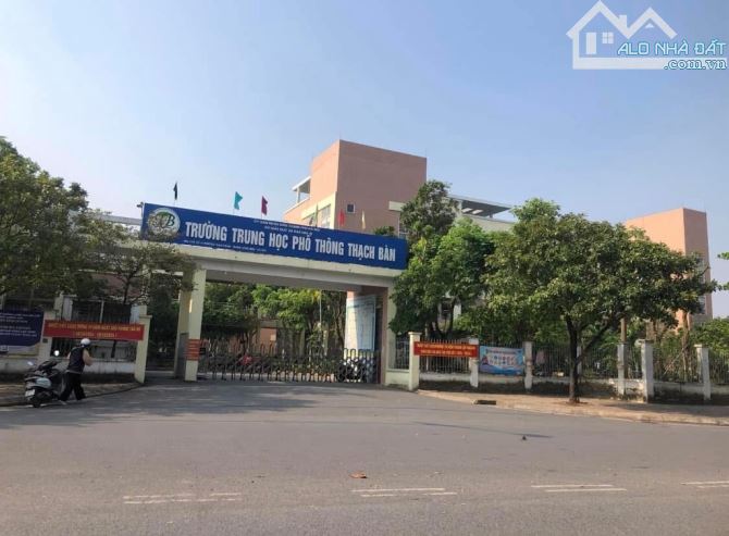 THẠCH BÀn - BÁN ĐẤT TẶNG NHÀ CẤP 4 -KHU DÂN TRÍ CAO  - Ô TÔ 4 CHỖ ĐỖ CỬA