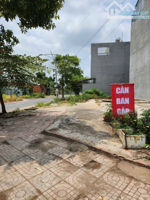 Ra nhanh lô đất gần ngã ba Long Trường Quận 9 100m, giá 2tỷ9, sổ sẳn