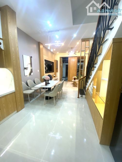 SIÊU PHẨM NHÀ 3 TẦNG, THIẾT KẾ HIỆN ĐẠI, FULL NỘI THẤT SANG TRỌNG, TRUNG TÂM LIÊN CHIỂU.