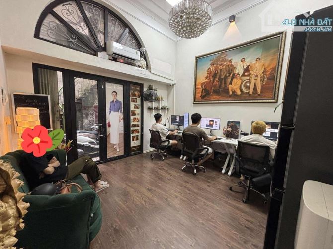 Bán nhà Tôn Đức Thắng cách phố vài chục mét dân xây khung cột bê tông chắc chắn 2  thoáng