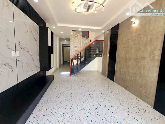 Bán gấp nhà đẹp ở Âu Dương Lân, xe hơi đỗ cửa, 51m2, SHR, chỉ nhỉnh 6 tỷ.