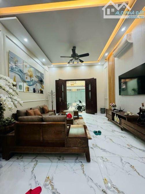 Bán nhà phố Trường Chinh- Đống Đa- Diện tích 82m2- 5 tầng thang máy xịn xò- Ô tô đỗ cửa
