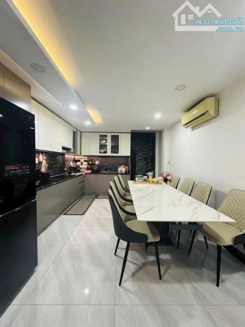 🔥 QUẬN 5 (P.6) _ NHÀ ĐẸP MỚI KENG - VỊ TRÍ VÀNG – 6 PN- 6WC SÁT MẶT TIỀN _ HẺM SẠCH SẼ