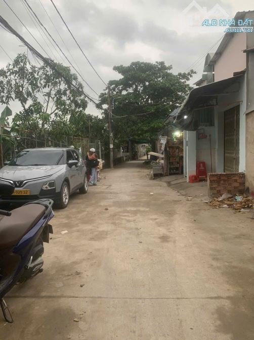 Bán đất 1 sẹc đường Lò Lu, Quận 9 giá 10,5 tỷ/281m2 (12mx23m)