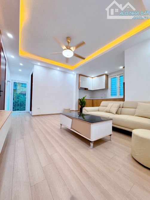 Tập thể 3 ngủ 2 vs đẹp như chung cư Tây Kết sử dụng 120m2 , ô tô đỗ chân cầu thang